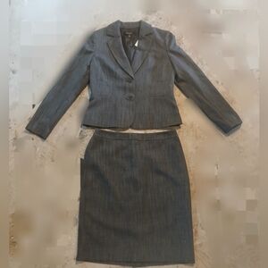 Nine West 2 piece skirt suit.            ☆SIZE 8☆ New w/ Tags